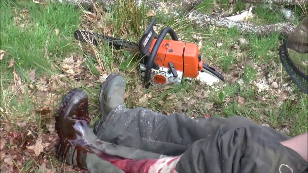 Tragedie la Strășeni. Un bărbat și-a tăiat gâtul cu un fierăstrău electric